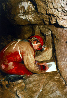 Otto mit Geologenkompaß in der Höhle